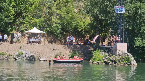 Brodarevo bilo centar adrenalina: Skakači iz tri države pokazali neverovatnu hrabrost FOTO