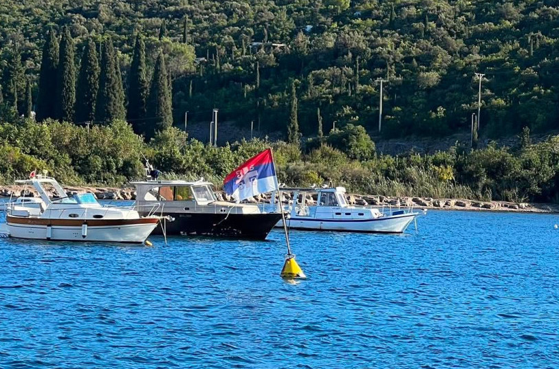 Ovo je najlepše ribarsko selo u Crnoj Gori, usred mora – srpska trobojka FOTO