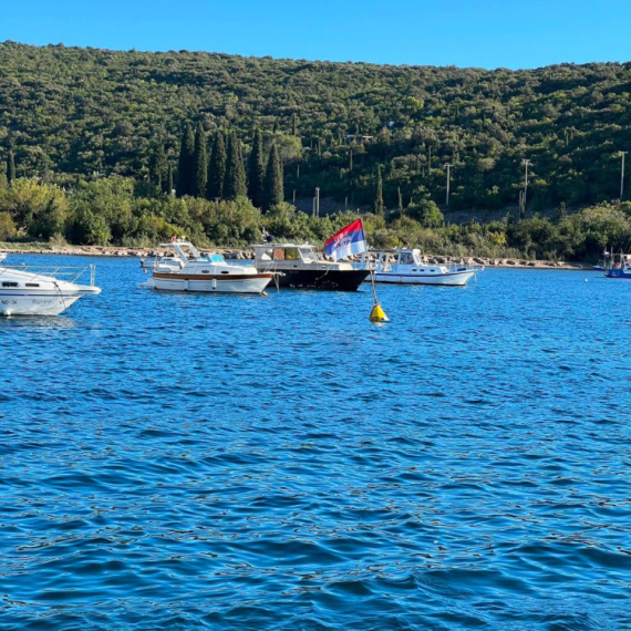 Ovo je najlepše ribarsko selo u Crnoj Gori, usred mora – srpska trobojka FOTO
