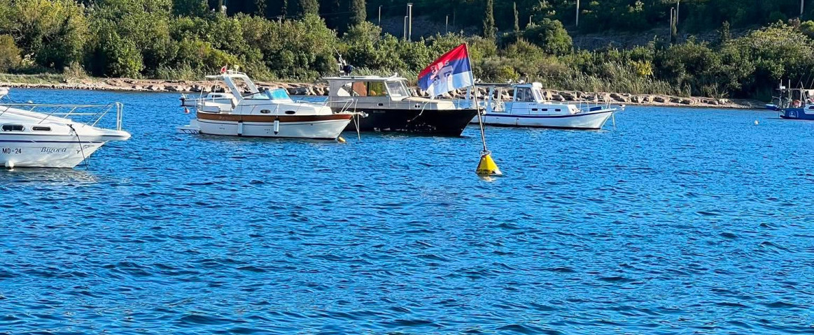 Ovo je najlepše ribarsko selo u Crnoj Gori, usred mora – srpska trobojka FOTO