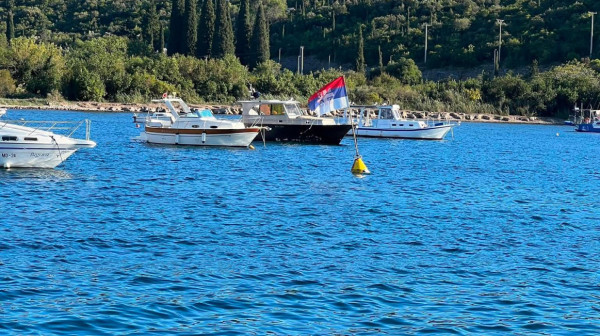 Ovo je najlepše ribarsko selo u Crnoj Gori, usred mora – srpska trobojka FOTO
