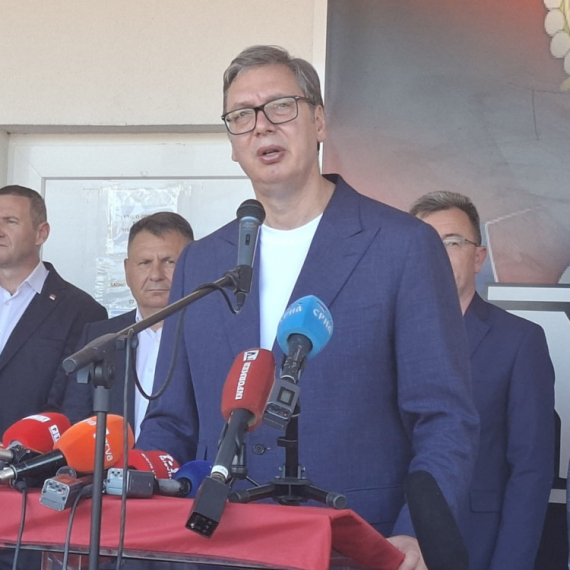 "Uložili smo 4,01 milion evra u Drvar"; Vučić najavio i 1,5 miliona za tržni centar: "Srbija uvek uz vas"