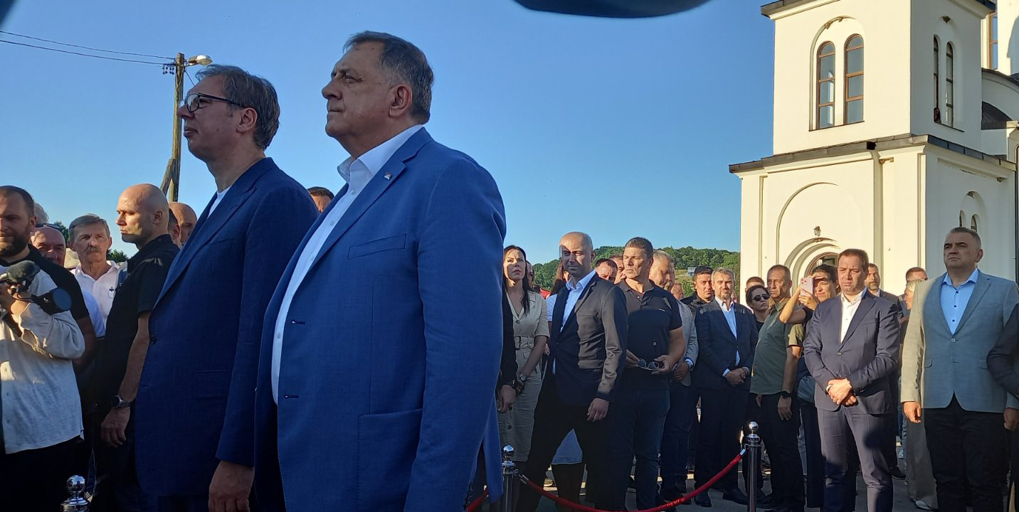 Vučić na Manjači; Dočekao ga veliki broj ljudi; Prisustvovao obeležavanju slave hrama u Sitnici FOTO