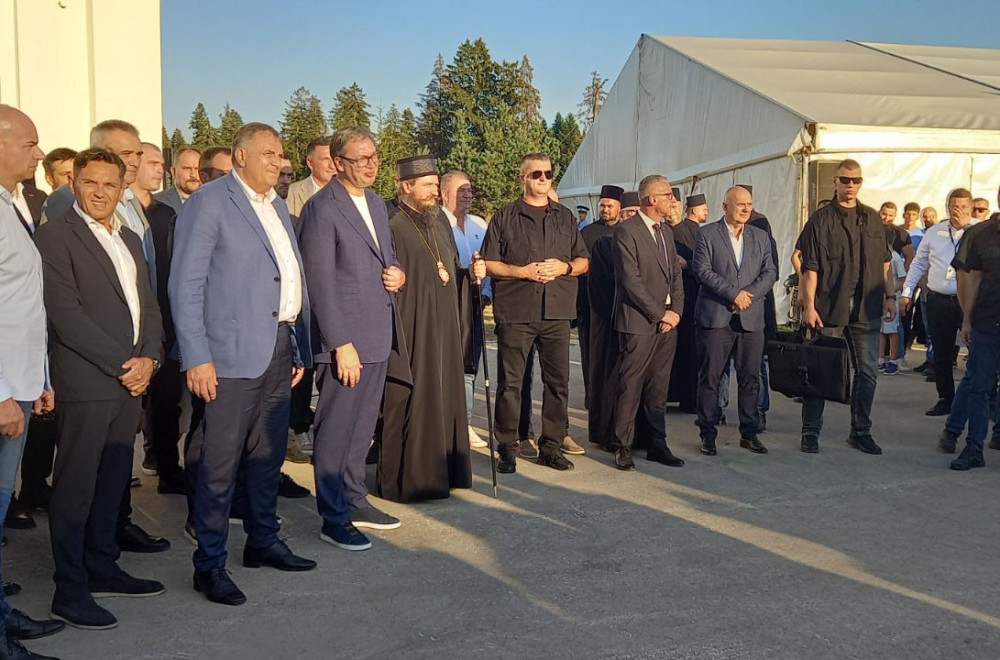 Vučić na Manjači; Dočekao ga veliki broj ljudi; Prisustvovao obeležavanju slave hrama u Sitnici FOTO