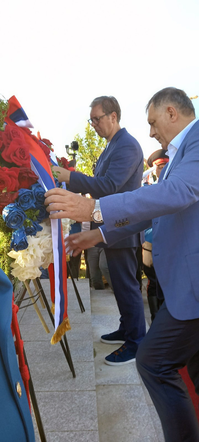 Vučić na Manjači; Dočekao ga veliki broj ljudi; Prisustvovao obeležavanju slave hrama u Sitnici FOTO