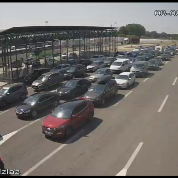 Velike gužve ka letovalištima; Kilometarske kolone na više graničnih prelaza FOTO