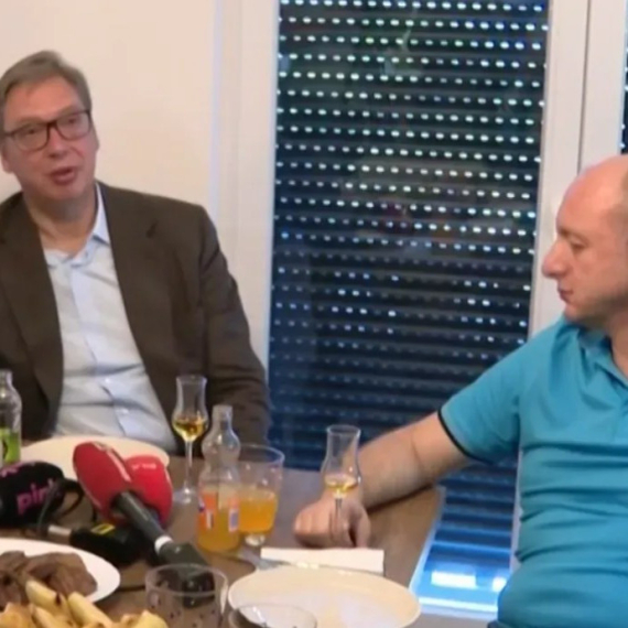 Vučić u Čipuljiću, dočekao Milana Kneževića; Na livadi pozdravio kosače: "Srećan rad, domaćini!" VIDEO