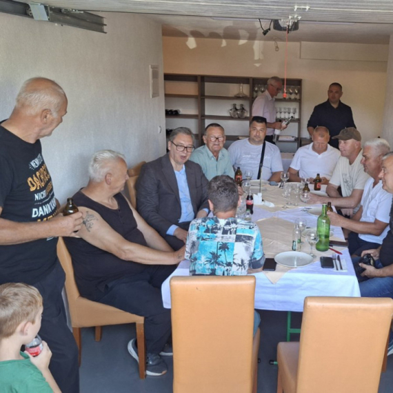 Vučić u dedinoj kući u Čipuljiću ugostio Kneževića; Uskoro dočekuje komšije; Na livadi pozdravio kosače VIDEO