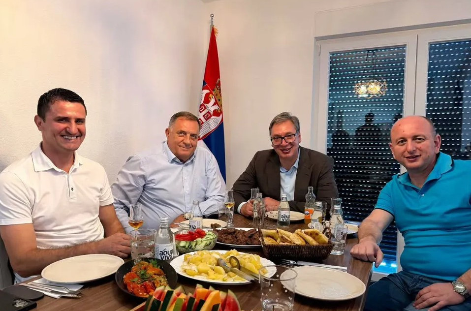 Vučić sa Kneževićem: "Ovo je srpska kuća, zato su je spalili"; "Tamo gde sam ja, tu je i srpska zastava"