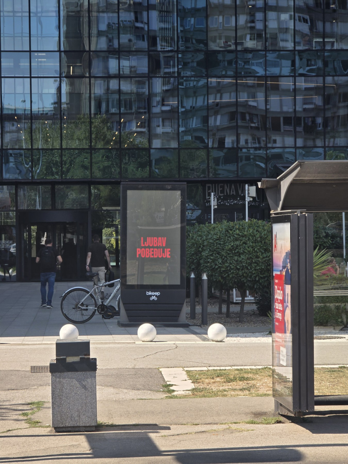 Ljubav pobeđuje ― poruka koja zbunjuje javnost osvanula širom regiona