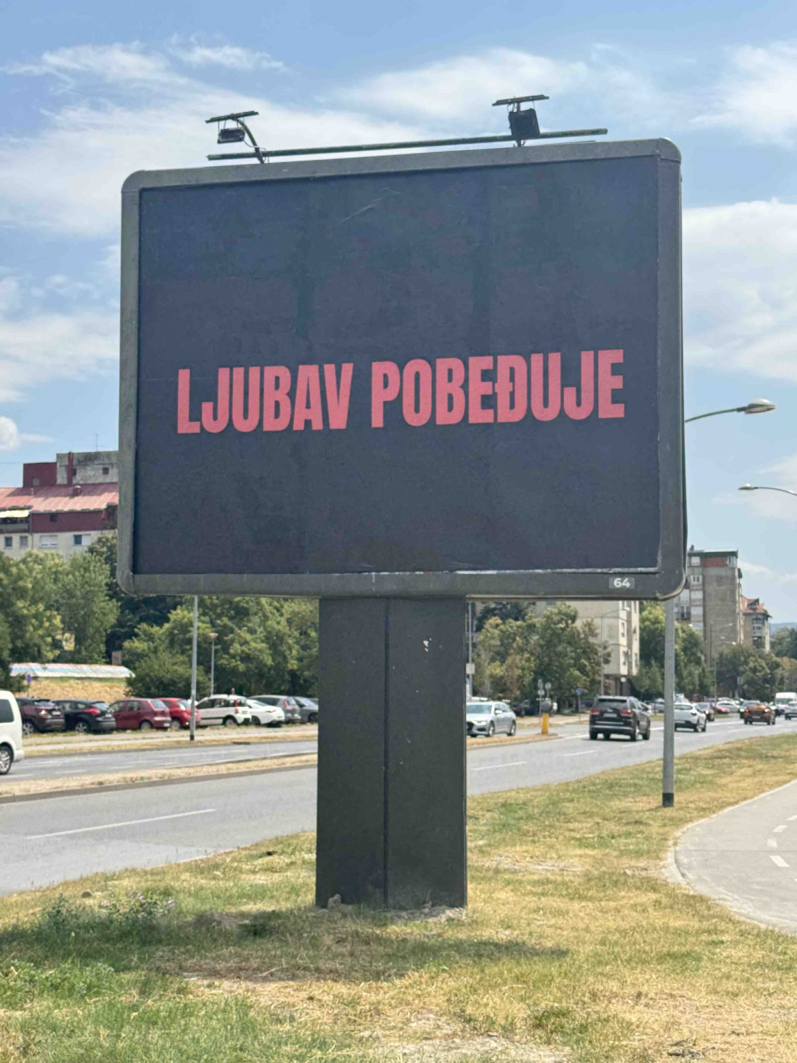 Ljubav pobeđuje ― poruka koja zbunjuje javnost osvanula širom regiona
