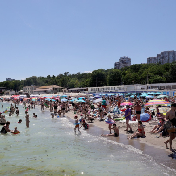 Kupanje i sunčanje u vreme vazdušne opasnosti – ovde su alarmi postali deo svakodnevice FOTO