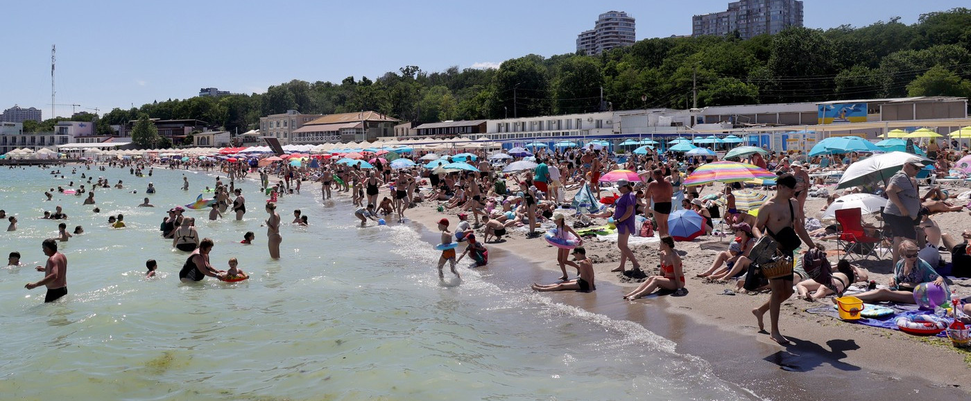 Kupanje i sunčanje u vreme vazdušne opasnosti – ovde su alarmi postali deo svakodnevice FOTO