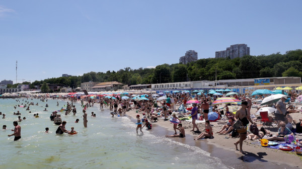 Kupanje i sunčanje u vreme vazdušne opasnosti – ovde su alarmi postali deo svakodnevice FOTO