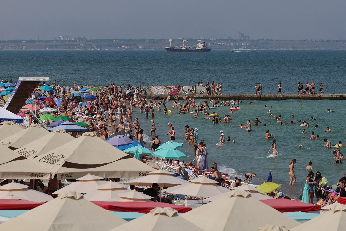 Kupanje i sunčanje u vreme vazdušne opasnosti – ovde su alarmi postali deo svakodnevice FOTO
