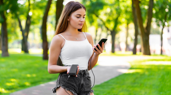 Da li smete da koristite telefon dok se puni? Istina o bateriji koja će vas iznenaditi