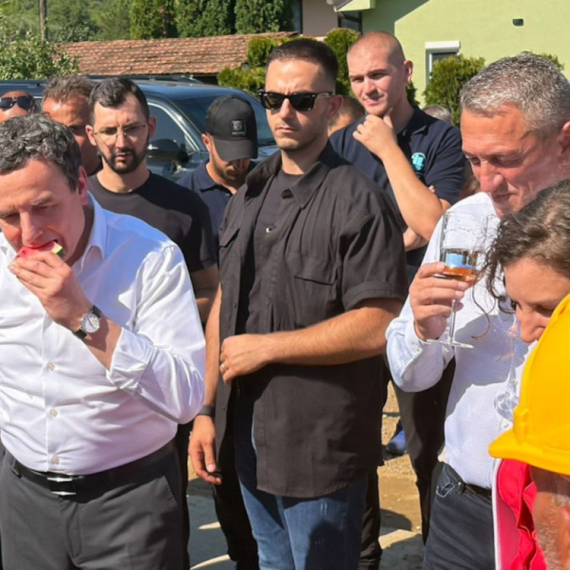 Petković: "Rašić sa gazdom Kurtijem nasmejan pozira dok se čestitim Srbima ruše kuće i vikendice"