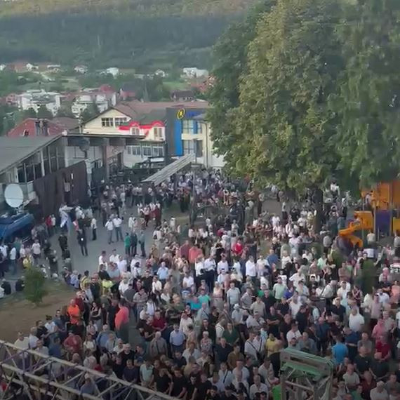 Ogroman broj ljudi se okupio u Mrkonjić Gradu; Očekuje se obraćanje Vučića VIDEO