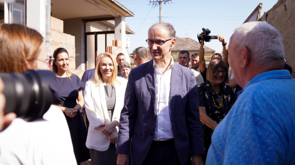 Država im pomogla da započnu novi život: Mladi izbeglički par kod Šida posetio i premijer Srbije