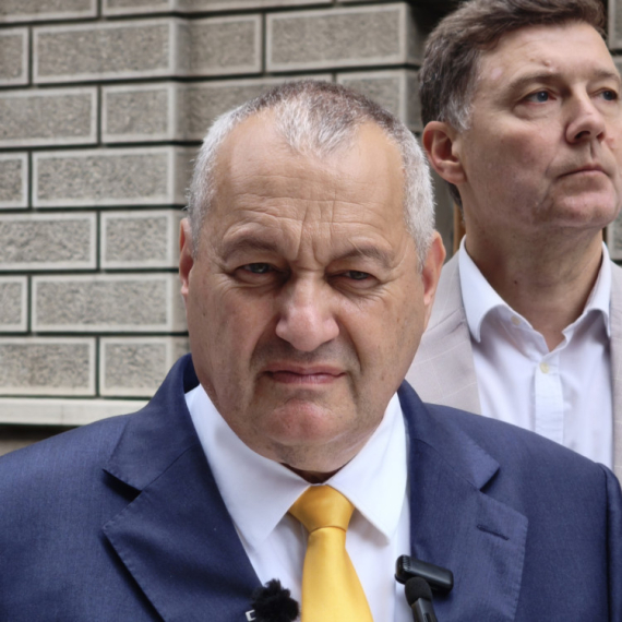 Blokaderi ponizili Demokratsku stranu: "Preselite stranačke prostorije u cirkusku šatru" FOTO
