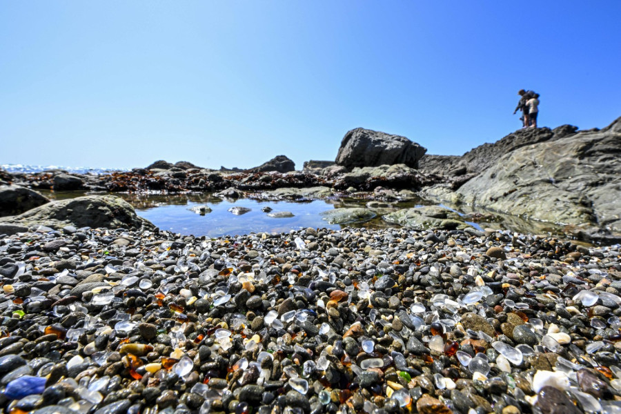 Ova zadivljujuća plaža nastala je od deponije: Umesto peska milioni šarenih komadića stakla FOTO