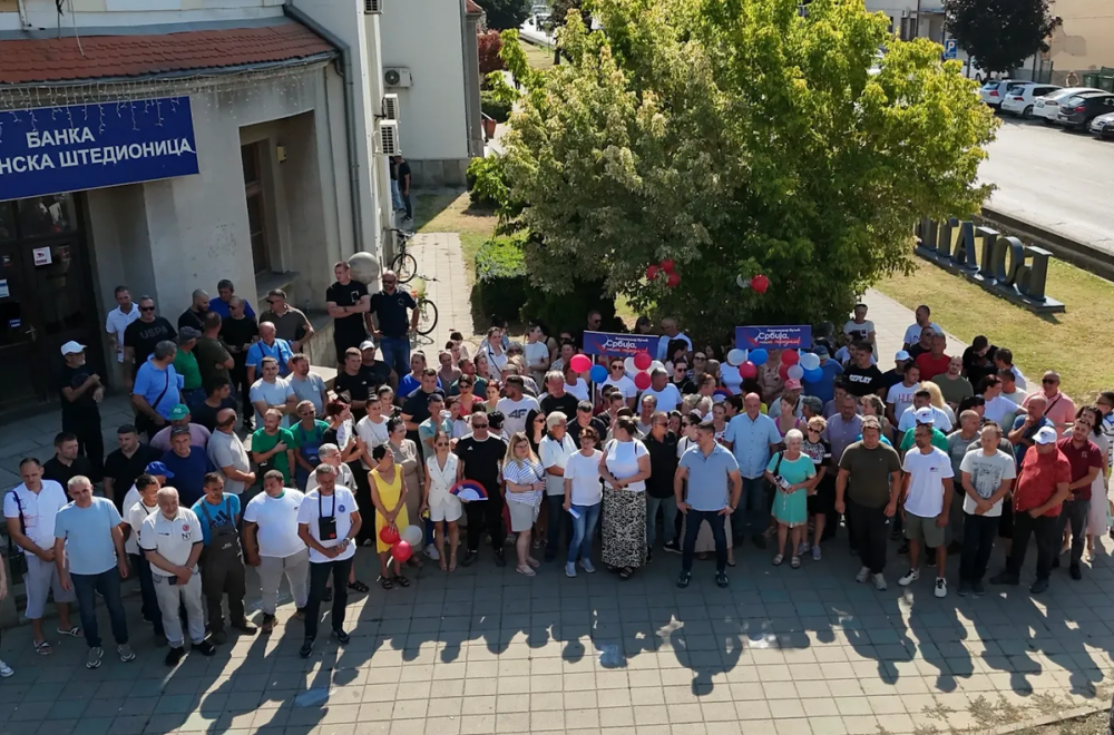 Najavljeni okršaj u Bogatiću izostao: SNS aktivisti se okupili, ali blokaderi se nisu pojavili FOTO/VIDEO