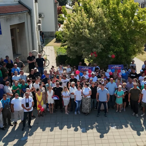 Najavljeni "okršaj" u Bogatiću izostao: SNS aktivisti se okupili, blokaderi se nisu pojavili FOTO/VIDEO
