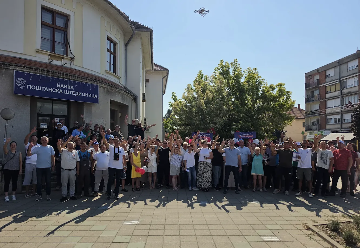 Najavljeni okršaj u Bogatiću izostao: SNS aktivisti se okupili, ali blokaderi se nisu pojavili FOTO/VIDEO