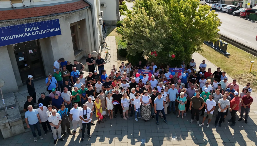Najavljeni okršaj u Bogatiću izostao: SNS aktivisti se okupili, ali blokaderi se nisu pojavili FOTO/VIDEO