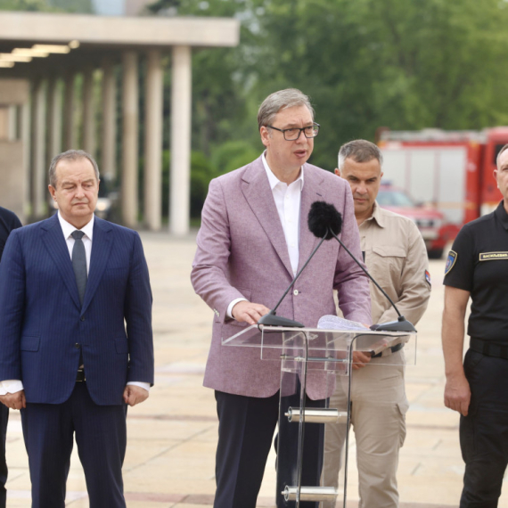Vučić dočekao srpske vatrogasce: "Bez straha ste spasavali živote naših prijatelja"; "Hvala vam na borbenosti"