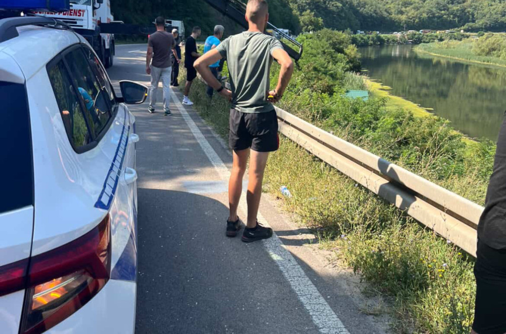 Auto sleteo u jezero Međuvršje kod Čačka: Vozač uspeo da se izbavi FOTO/VIDEO