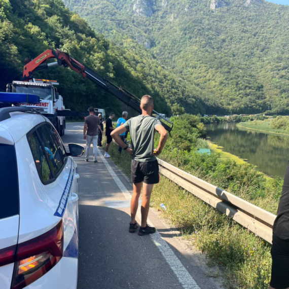 Auto sleteo u jezero Međuvršje kod Čačka: Vozač uspeo da se izbavi FOTO/VIDEO