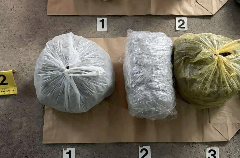 Policija zaustavila automobil kod Kruševca: Pronađeno 5,5 kilograma materije za koju se sumnja da je marihuana