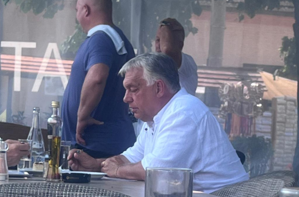 Viktor Orban stigao u Guču; Seo među goste, naručio pivo i srpske specijalitete FOTO