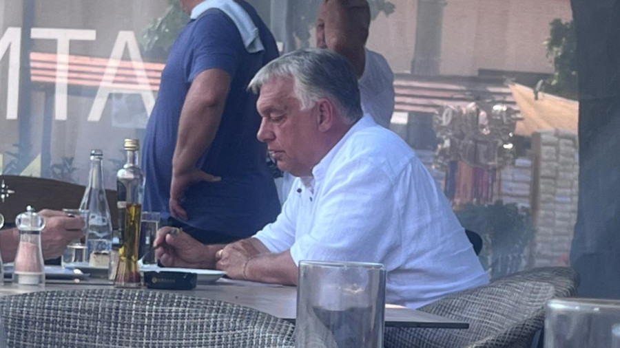 Viktor Orban stigao u Guču; Seo među goste, naručio pivo i srpske specijalitete FOTO