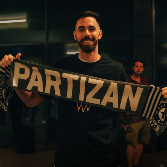 Vildosa stigao u ponoć i odmah obukao dres Partizana VIDEO