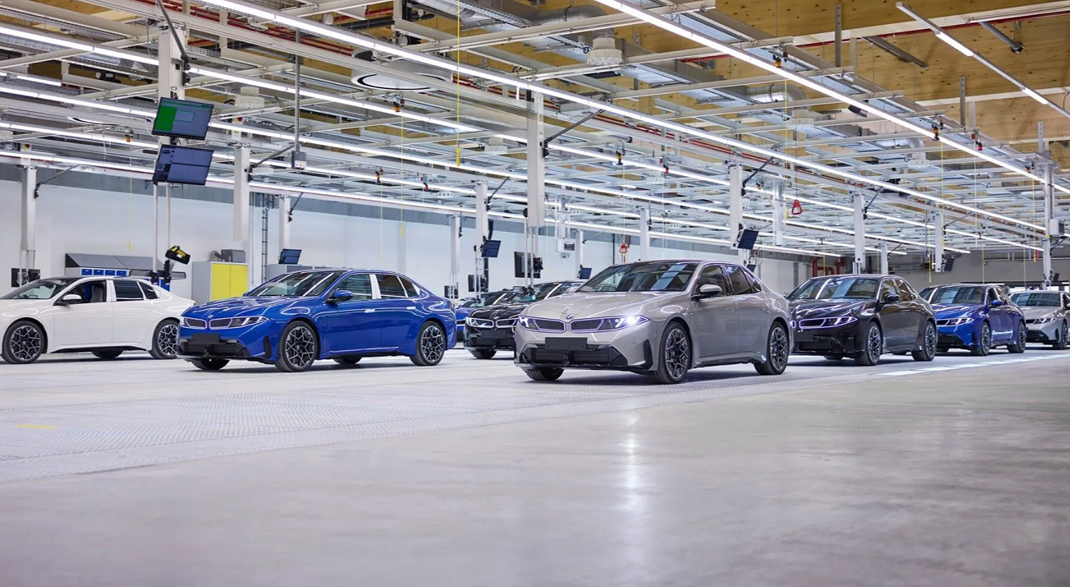 BMW krenuo u novu eru: Ovaj model ima domet preko 900 km i ozbiljno preti Tesli FOTO