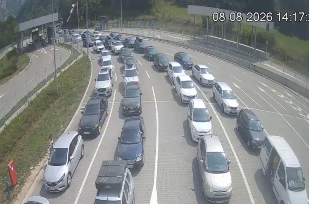 Srbi hrle na more u Crnu Goru, kolaps na graničnim prelazima; Kilometarska kolona vozila FOTO