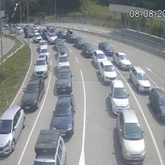 Srbi hrle na more u Crnu Goru, kolaps na graničnim prelazima; Kilometarska kolona vozila FOTO