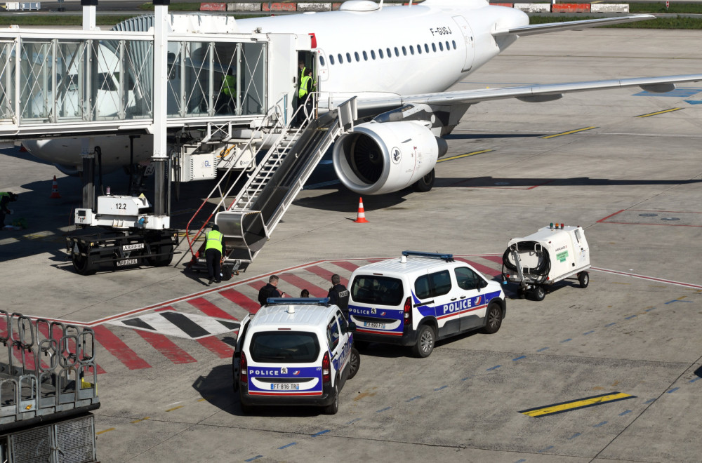 Nezapamćena drama u avionu; Putnik nasrnuo na stjuardesu, reagovala policija VIDEO