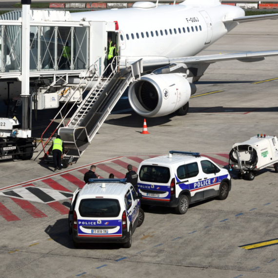 Nezapamćena drama u avionu; Putnik nasrnuo na stjuardesu, reagovala policija VIDEO