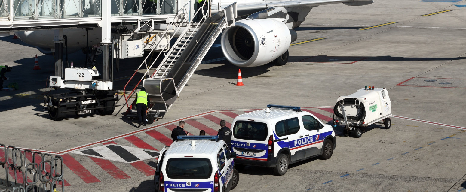 Nezapamćena drama u avionu; Muškarac nasrnuo na stjuardesu i putnike, reagovala policija VIDEO