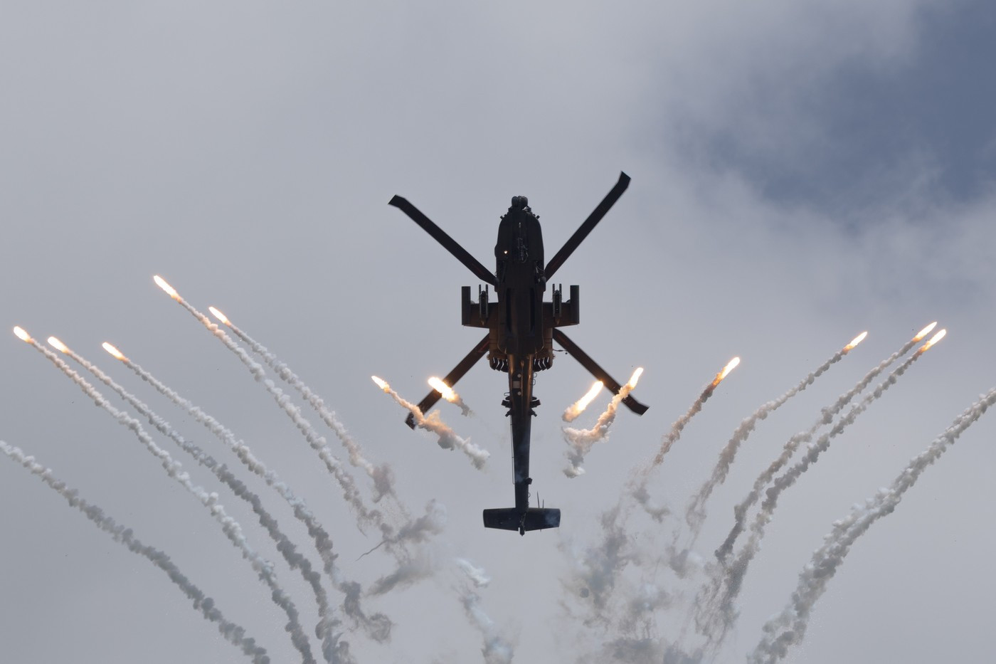 Grčka diže Apače; Dva moćna helikoptera lete ka Emiratima FOTO