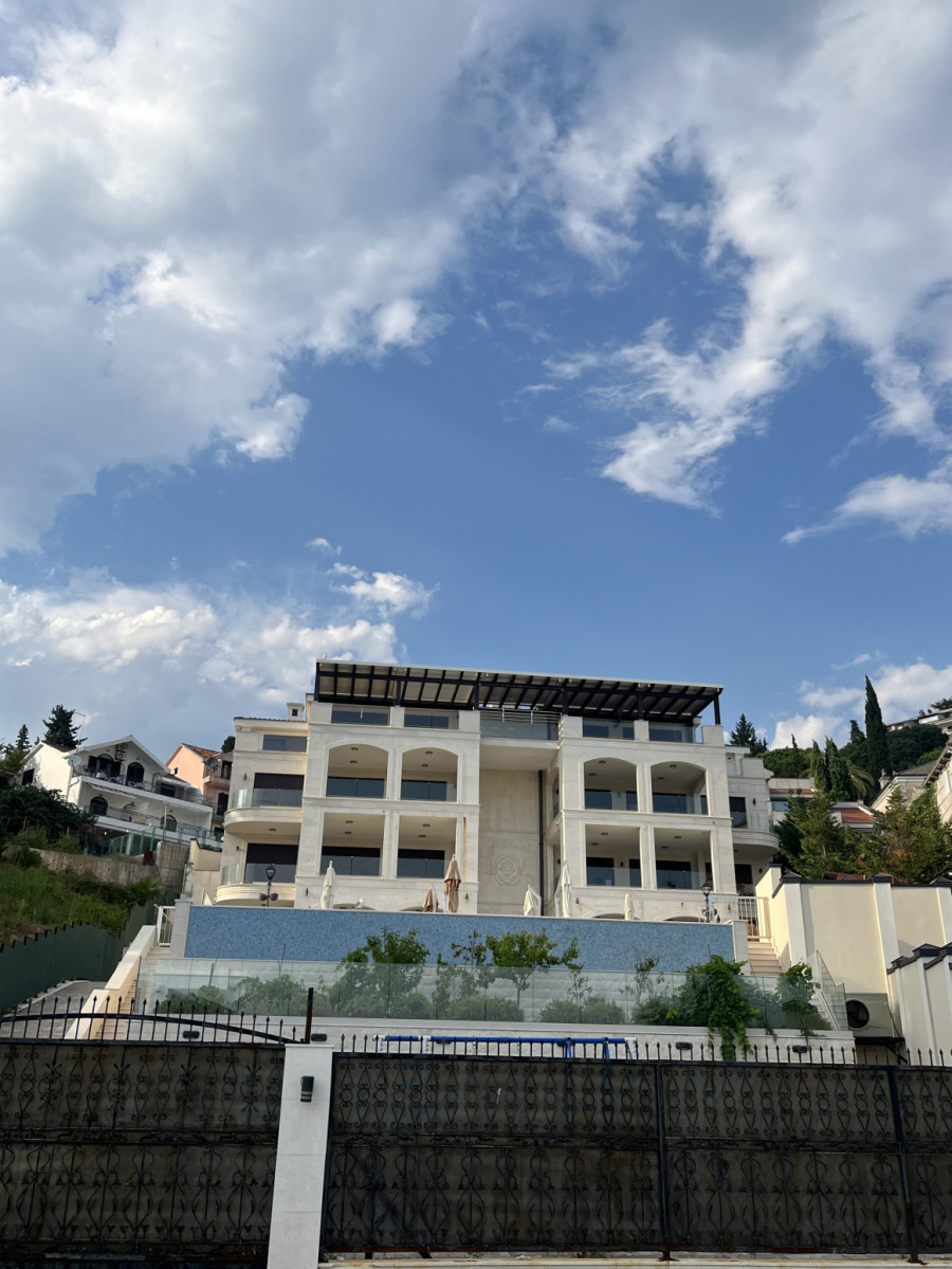 Pogledajte kako izgleda raskošna vila Bogoljuba Karića na moru: Zidovi u staklu, ogroman bazen... FOTO