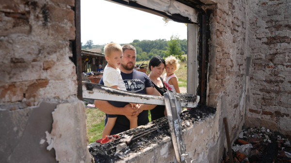Ostali su bez ičega: Porodici sa dvoje male dece izgorela kuća; Potrebna im pomoć FOTO