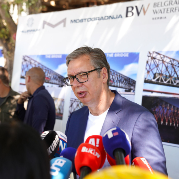 Vučić: "Hvala vatrogascima, stambena naselja nisu ugrožena"; "Helikopteri su juče ogroman posao uradili"