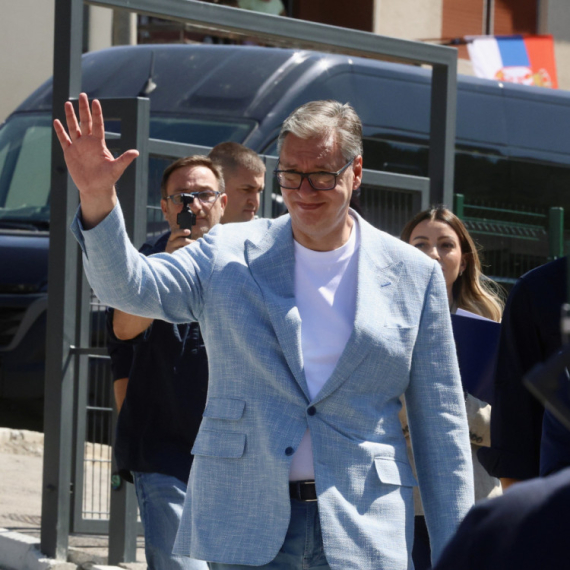 Vučić najavio povećanje plata i penzija: "Za 20-ak dana pokloni penzionerima, uz dodatno pojeftinjenje lekova"