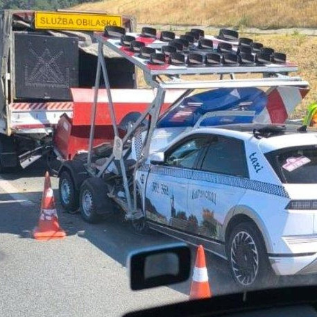 Električno vozilo udarilo u putarski kamion: Saobraćajna nezgoda na auto-putu Miloš Veliki kod Obrenovca