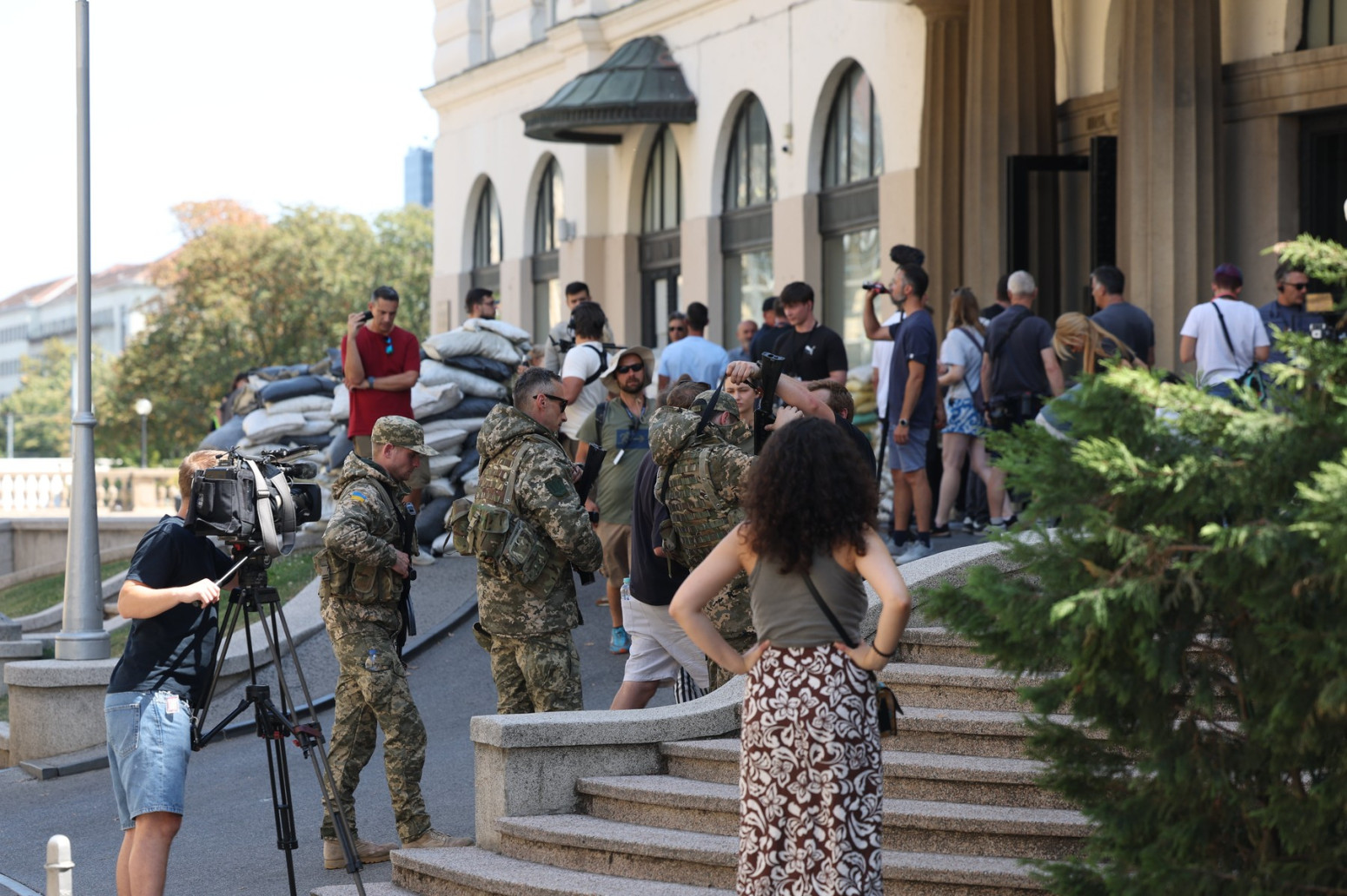 Centar Zagreba danas prepun vreća s peskom, iza njih naoružani ukrajinski vojnici FOTO