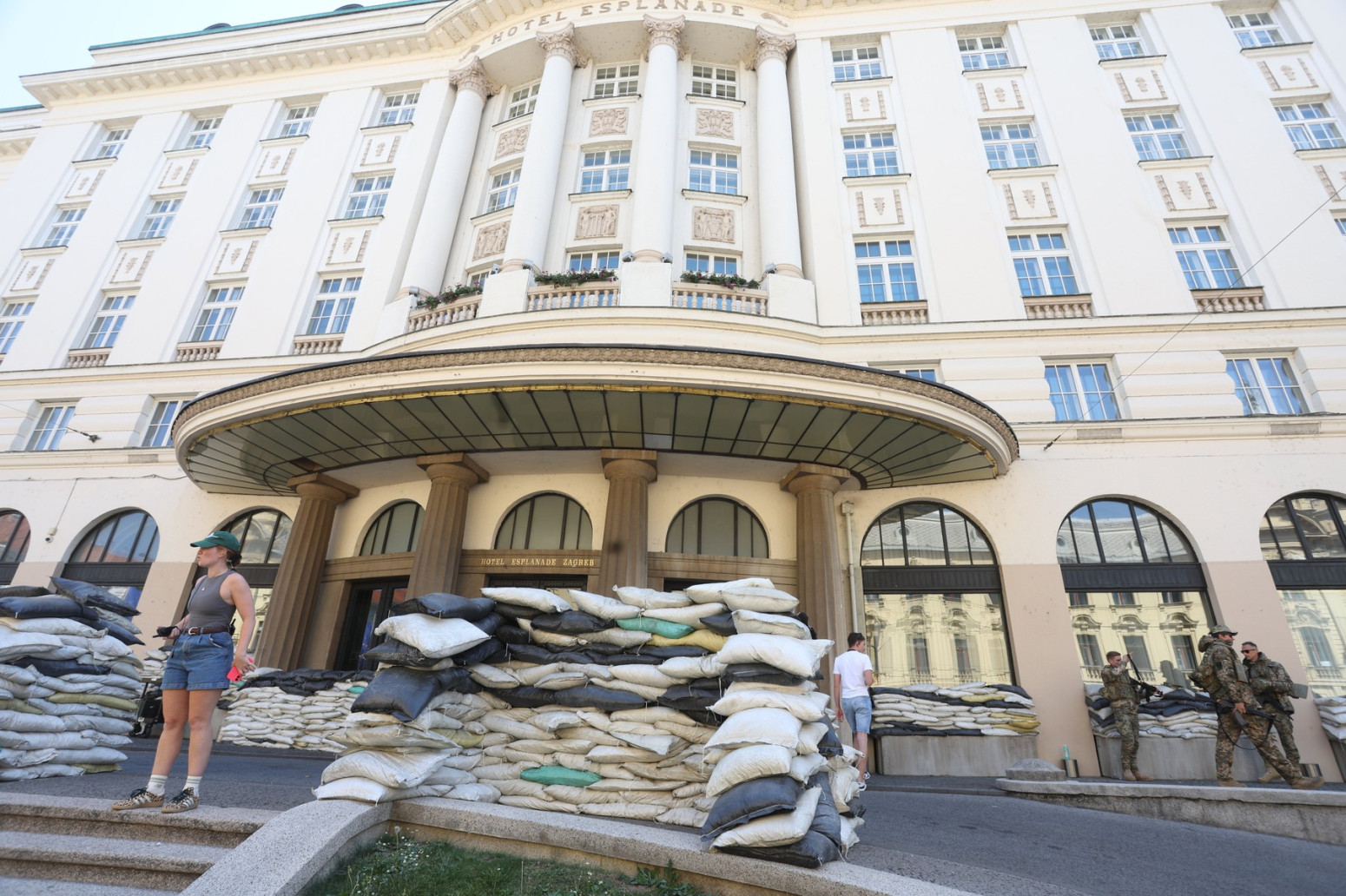 Centar Zagreba danas prepun vreća s peskom, iza njih naoružani ukrajinski vojnici FOTO